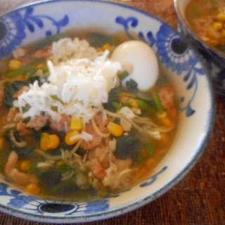 豚肉、コーン、ほうれん草の塩ラーメン